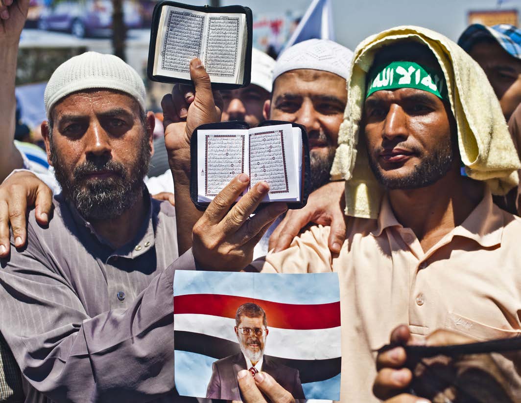 MORSI-TILHENGERE: Demonstrerende Morsi-tilhengere ble drept i hundretall denne sommeren. De har ennå ikke gitt opp kampen om hvem som skal styre landet. Foto: Alfredo Durante. heller ingen få vite.