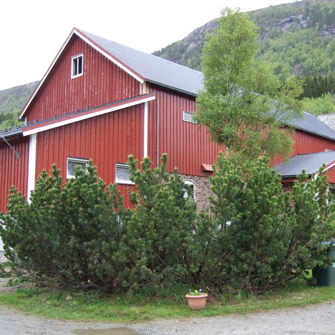 13 Tilbygg til driftsbygning på Krokstadøra i Snillfjord, Sør- Trøndelag. Tilbygget underordner seg hovedforma på enhetslåven.