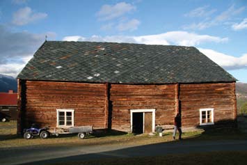 Øvste delen av bygningen var i brukbar stand og lite utsett for råteskadar. Nederste delen blei ikkje nytta oppatt. Bebygd flate er på 270 m2 - ein kvadratmeterpris på vel 12.