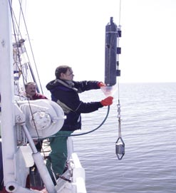 I en verden med økende -innhold i lufta vil havet absorbere mer og mer og dermed bli surere. Vil denne forsuringa forstyrre næringskjeden, og vil viktige arter forsvinne ut av økosystemet?