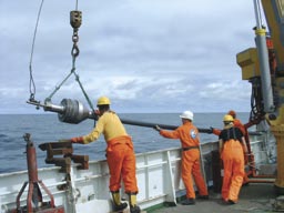 I løpet av de siste ti åra har ei rekke nasjonale og internasjonale prosjekter hatt som mål å etablere et verdensomfattende nettverk som overvåker omsetninga av i havet.