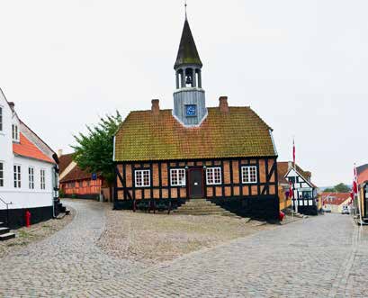 Her er det mye å se og oppleve: Fregatten Jylland, verdens lengste treskip! Her ligger også marinemuseet med nærliggende kafe hvor man kan få seg både mat og drikke. Dag 3: Frokost.