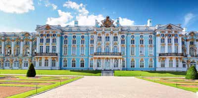 12 St. Petersburg Ved elven Nevas bredde, på 42 øyer, ligger en av verdens vakreste byer. Den tidligere hovedstaden St. Peters burg er en kulturell perle.