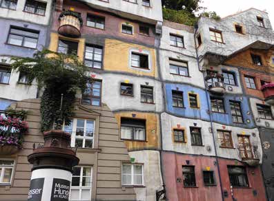 21 Krems. Her bytter vi framkomstmiddel noen timer og skal på båttur An der schönen blauen Donau til Melk. Om bord finnes det servering og det spilles noen av de vakre wienervalsene.