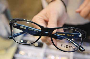 R 1 2 3 1,2. Runer og økologiske materialer er blant E&Es varemerker. Snart kommer briller med reinsdyrhorn på stengene. 3. Emilia Lindmark i E&E.