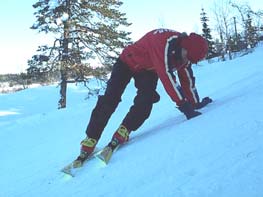 Gli på skiene, stå på stedet og la skiene vekselvis gli frem og tilbake Vende, lage en snøstjerne, lage andre mønstre Gå på en ski, ski spark, veksle fot Skøyte (her kan man se hvilken koordinasjon