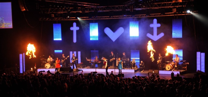 En kruttblanding av rockekonsert, talkshow og andakt på en måte - med proft band, forsangere og masse bra musikk!