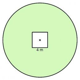 B6 I en sirkelformet hage med radius 10 m er det et hellelagt kvadratisk område med side 4 m i midten.