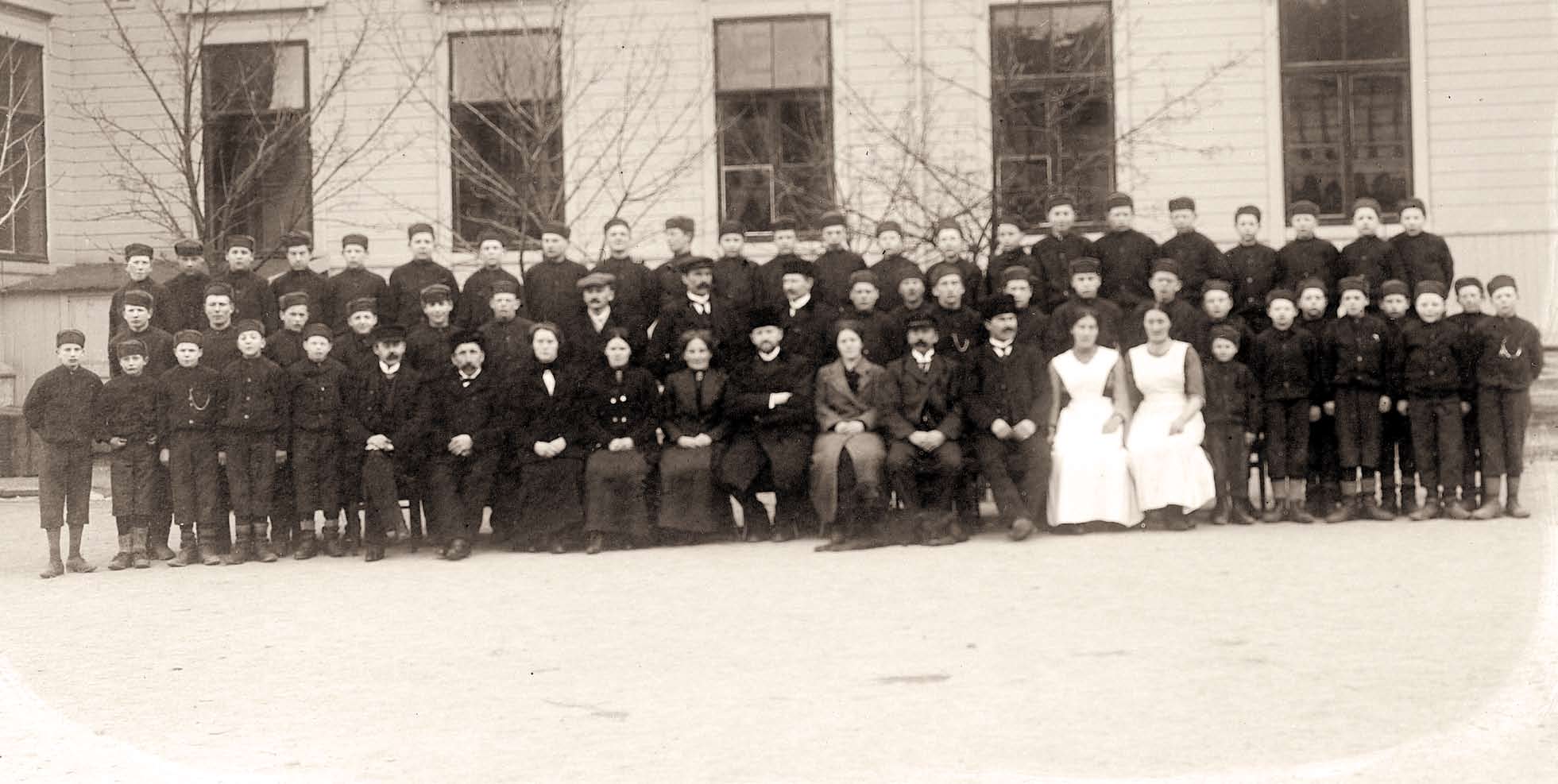 Falstad Opdragelsesanstalt Redning og oppdragelse Falstad Opdragelsesanstalt for vanartede gutter ble stiftet i 1895 på Ekne.