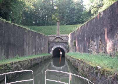 CANAL LATVERAC Moret-sur-Loing CANAL DES CANAL DEL AISNE CANAL DE L EST Corre Nancy Epinal Saint Jean de Losne Chalon-sur- L U X E M - B U R G Fortsatt var slusene Lyon små 5,2 x 41 meter.