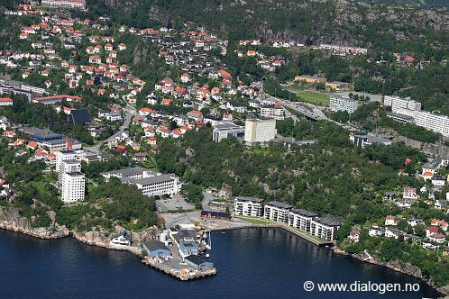 2.0 Om bydelene 2.1 Breiviken Breiviken kan sies å gå i ett med Ytre Sandviken (se nedenfor). Her ligger Norges Handelshøyskole, NHH, og det bor derfor flere studenter i dette området.