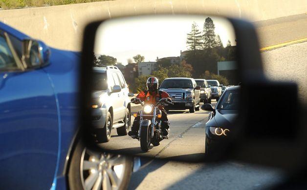 INNHENTING Bilførere oppdager ikke alltid motorsykkelen som kommer hurtig bakfra.
