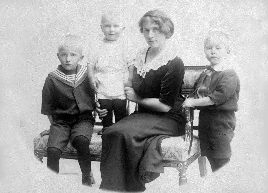 III. Hans Chrystie Waalers slektsgren 33 III A Thorleif Waaler og hans etterkommere Etterkommere av Thorleif Waaler Thorleif Waaler var født 15. april 1877 og var den eldste av barna.