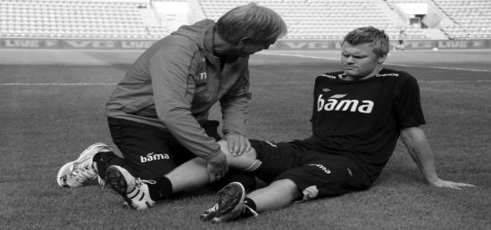 Hva gjør du ved skade 1. Skade eller lidelse 2. Utfør akutt skadebehandling Ring IST på 04420 for bistand 3. Registrer skademelding (www.fotballforsikring.no) 4.