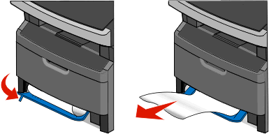 Fjerne fastkjørt papir 240 233 Papirstopp 1 Ta skuffen ut av skriveren. 2 Finn hendelen som vises, og skyv den deretter ned for å frigi og fjerne de fastkjørte arkene. 3 Sett inn skuffen.