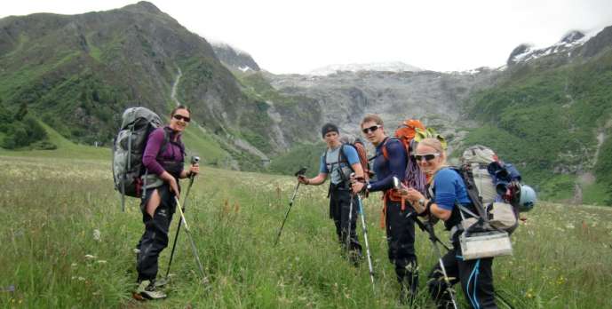 Dag 2: Opp til Refuge Albert 1 er Dagen begynner med buss oppover dalen fra Chamonix til den lille byen Le Tour. Herfra venter hele 1400 høydemeter opp til hytta.