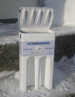 STRØBOKSER Rygge kommune har gått til innkjøp av Tafix håndstrøere. Disse skal deles ut til eldre og bevegelseshemmede i Rygge kommune som trenger hjelp til å strø.