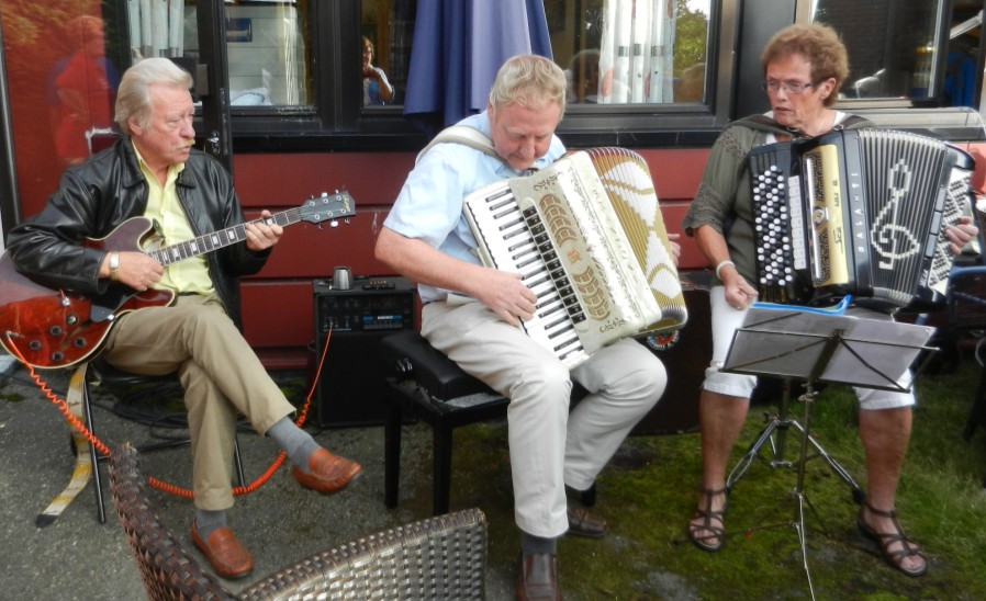 Side 2 Halden sykehjem Vi har hyggekveld hver onsdag, klokken 18,30 i Trivselsstua i 1 etasje. Her har vi konserter, og kultur tilbud både fra lokale og eksterne musikere.