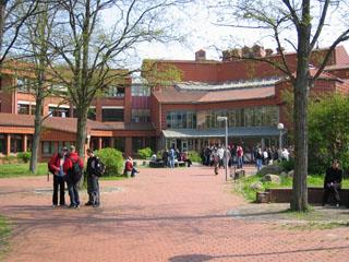 Nå har vi vært her i Bremen i snart en uke, og har opplevd ufattelig mye. Vi har også rukket å dra en dagstur til Hamburg. Både i dag(fredag) og i går var vi på jobb.