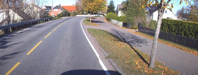 Bilde 31-3: Borreveien sett nordover litt nord for Meny -butikk. Det foreslås å erstatte gang- og sykkelvegen med sykkelveg med fortau, som i Holtanveien, jfr. snitt 31-3 nedenfor.