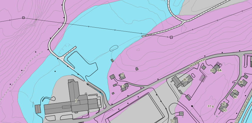 2. MULIG FORURENSNING NOTAT Eiendommen ligger som nærmeste nabo nedstrøms en større fyllplass, Nilsemarka. Nilsemarka fyllplass var aktiv fra 1960-årene og avsluttet i 1970-årene.