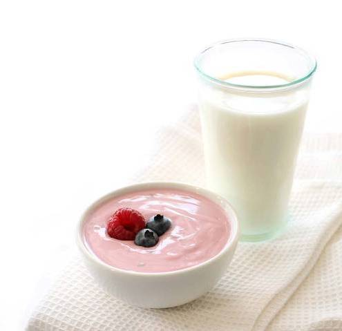 Melk og meieriprodukter Beste kilde til kalsium Inneholder ti vitaminer og mineraler kroppen trenger hver dag