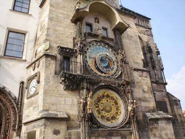 På rådhustårnet er en astronomisk klokke hvor apostlene som mekaniske figurer hver time kommer til syne i de to