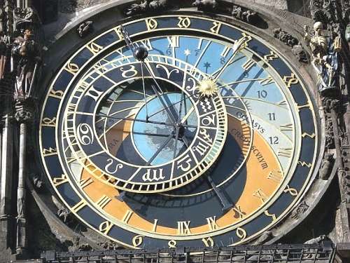 På rådhustårnet er det en astronomisk klokke hvor mekaniske figurer