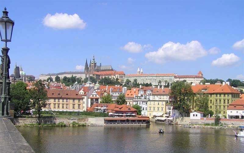 Dagens første mål er Praha-borgen som omfatter