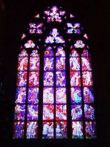Et vindu i St. Vituskatedralen. Katedralen ble påbegynt i 1344 med den franske arkitekt Matteus av Arras.
