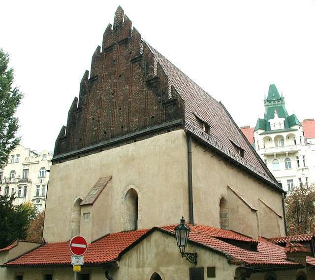 Tilbake til Josefov (det jødiske kvarteret) besøkte vi Den gammelnye synagogen fra omkring 1270.