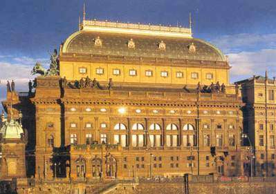 På vei mot Legií-brua psserer vi Nationalteateret Teateret ble påbegynt i 1868, og mange kunstere