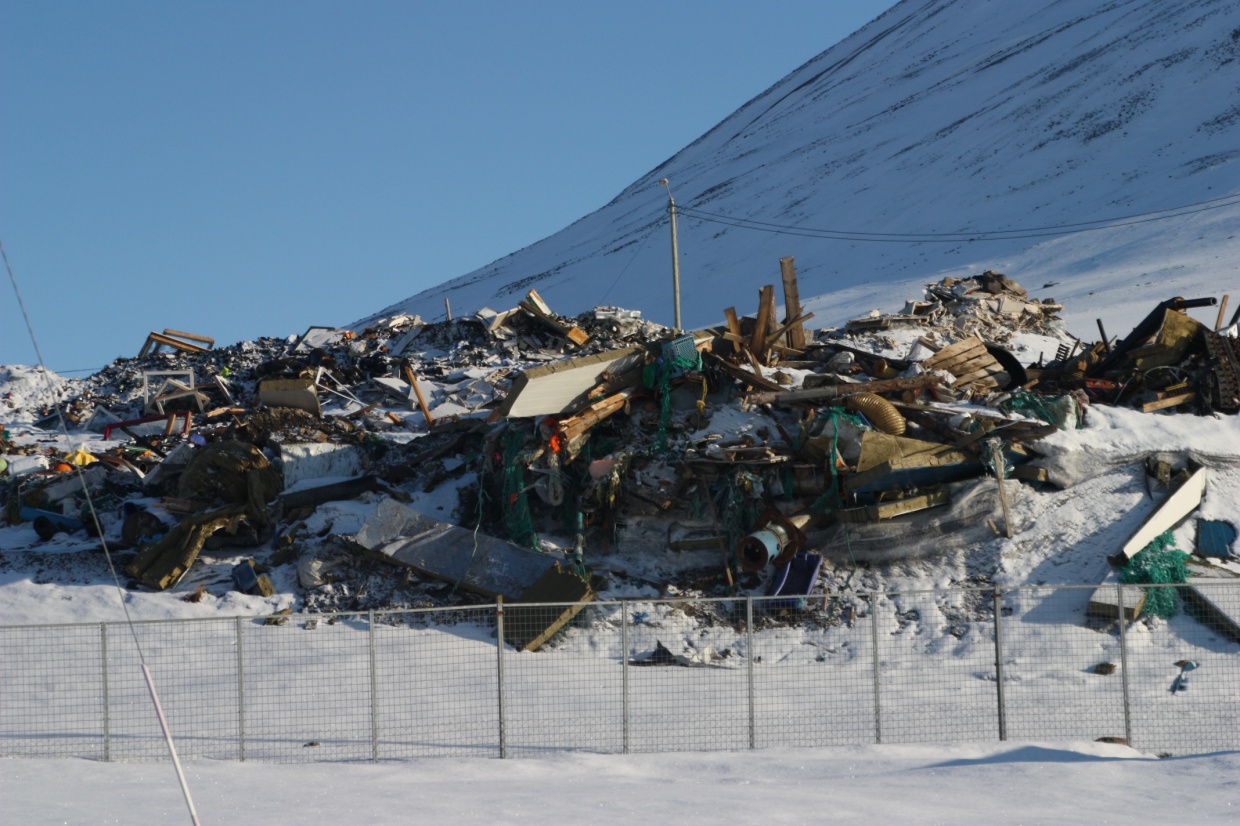 På årets tokt ble bigbag nummer 1 000 heist om bord i MS Nordsyssel, og det er til nå samlet inn 1083 m 3 søppel fra 406 km av Svalbards strandlinje, fra nordvesthjørnet mot Verlegenhuken og på
