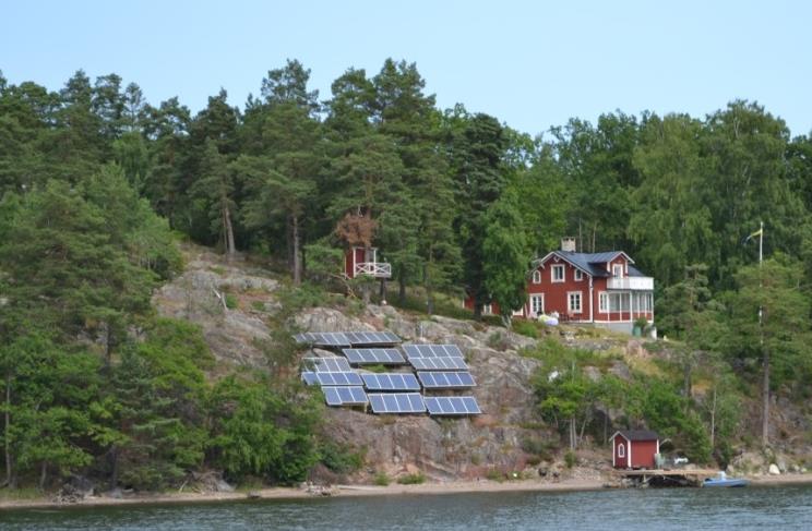 Vi sier at de har høyere virkningsgrad. Det betyr at de klarer å omdanne en høyere prosentandel av energien fra sola til elektrisk energi.