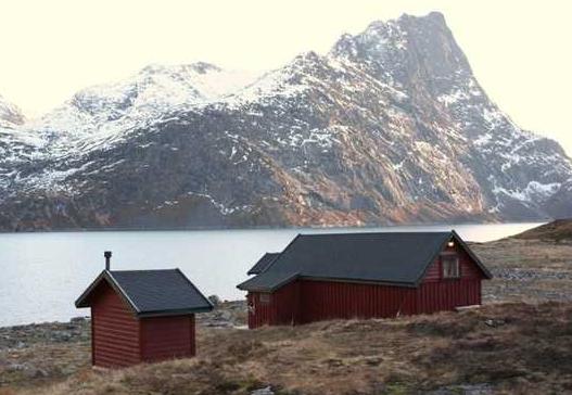 Tyssenaustet (660 moh) Tyssenaustet er et gammelt naust på nordvestsiden av Tyssevatnet, og er i dag en ubetjent DNT-hytte (Den Norske Turistforening).