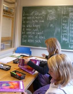 Grammatikk og setningsoppbygging innlemmes i kommunikasjon og tekstskaping Vi har sett grammatikkinnlæring ved hjelp av workbook og muntlig trening i klasserommet.