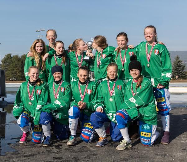 KRETSLAGSTURNERING JENTER Kretslagsturneringen for jenter (f. 1998-00) ble spilt som 9-er bandy og fant sted på Vassenga i Mjøndalen søndag 9.mars.
