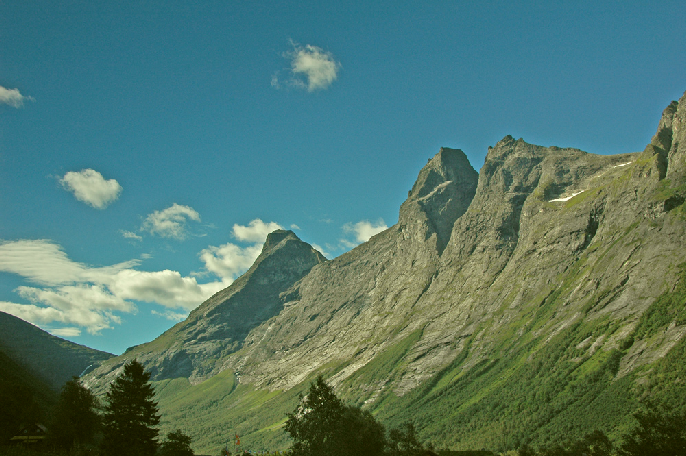 a) Bruk et tomt tegnedokument. b) Sett inn bildet «Bispen.jpg». c) Endre det indre i bildet som angitt : d) Lagre dokumentet med navnet «Bildebehandling». D.5.