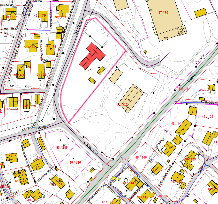 Skissen viser mulige parkeringsarealer med blå felter Rosenlund RFD 4.3.4 Utomhus Lekearealer utvendig er vurdert. Det er behov for utbytting av flere lekeapparater, og behov for flere nye.