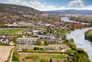 ELVEPARKEN PÅ ÅSSIDEN Avishus for Fremtiden og Drammens Tidene & Buskeruds Blad; ervervet i 2000.