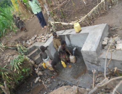 Land: Burundi Arbeidet fortsetter med samme styrke (som tidligere år) Før Under arbeid Arbeidet med å skaffe landsbyer i distriktene Ruyigi og Cibitoke rent vann og sanitærforhold, fortsetter med
