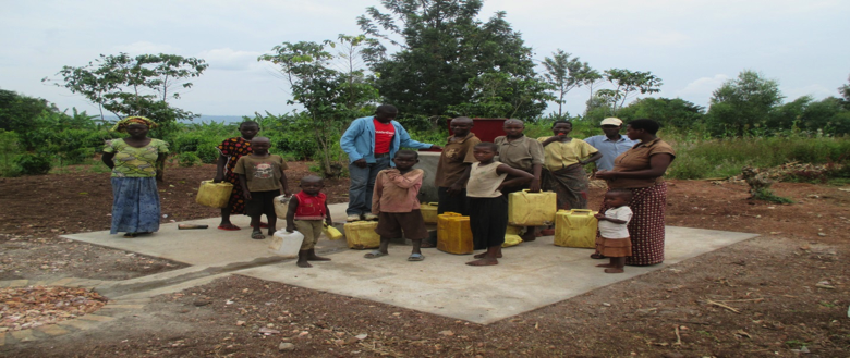 Land: Rwanda Nyanza-distriktet Utbygging av rørledningen i Nyamiyaga Innledning Utbyggingen av rørledningen i Nyamiyaga ble gjennomført av Rwanda Røde Kors og finansiert av Norges Røde Kors gjennom