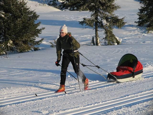 brystbeinet med utstråling mest til kjeve