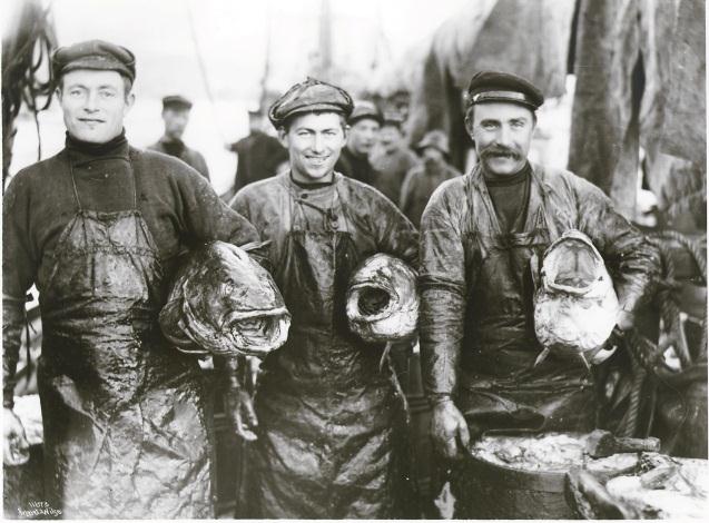 «Lofotfiske, tre fiskere» Lofotfiske, tre fiskere av Anders Beer Wilse (1910) Anders Beer Wilse (1865-1949) sies å være sin tids største fotograf i Norge.