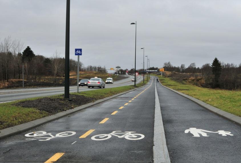 hensyn til varelevering i planleggingen. I Håndbok 250 Byen og varetransporten beskrives aktuelle tiltak for varelevering i gater med sykkelfelt.