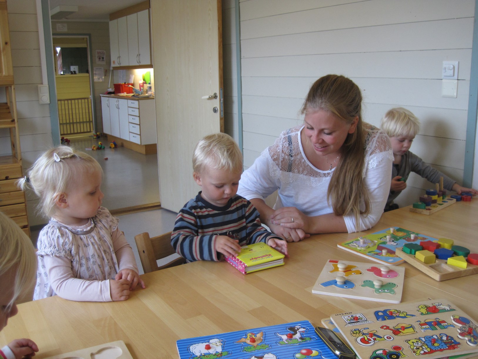 TILVENNING AV NYE BARN Det kan variere fra barn til barn hvor lang tid man trenger på å bli trygg i barnehagen. Vi tenker at alle trenger 3 dager sammen med foreldrene i oppstarten.