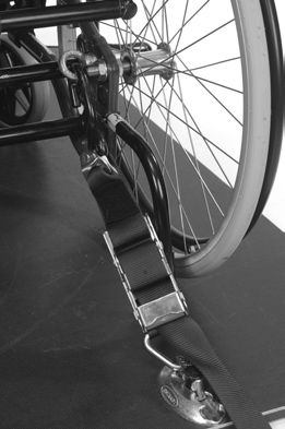 8. TRANSPORT Stolen er krasjtestet og godkjent i henhold til ISO 7176-19. 8.1 Sammenlegging for transport Når rullestolen ikke benyttes av bruker, legg sammen som beskrevet under.