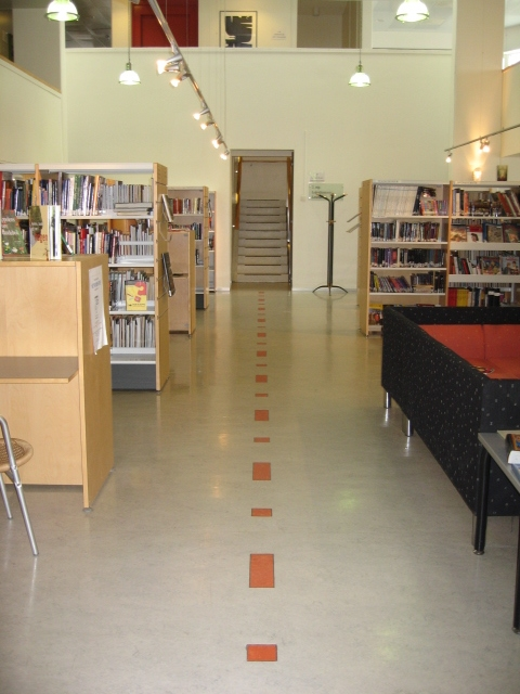 2.12 Leser søker bok et tilgjengelig bibliotek Ledelinjer i gulvet og regulerbar betjeningsskranke på Jessheim bibliotek.
