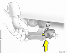 Kjøring og bruk 145 Posen med kulestangen festes med et gummibånd. Pass på at dreiehåndtaket vender opp når du legger på plass kulestangen.