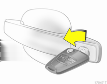 32 Nøkler, dører og vinduer Radiostyrt fjernkontroll Trykk på knappen p. Elektronisk nøkkel Berør følerfeltet i dørhåndtaket på en av fordørene.